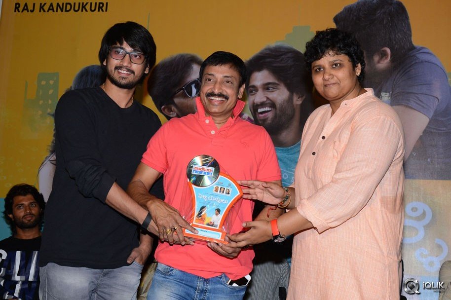 Pelli-Chupulu-Movie-Abhinandhana-Sabha